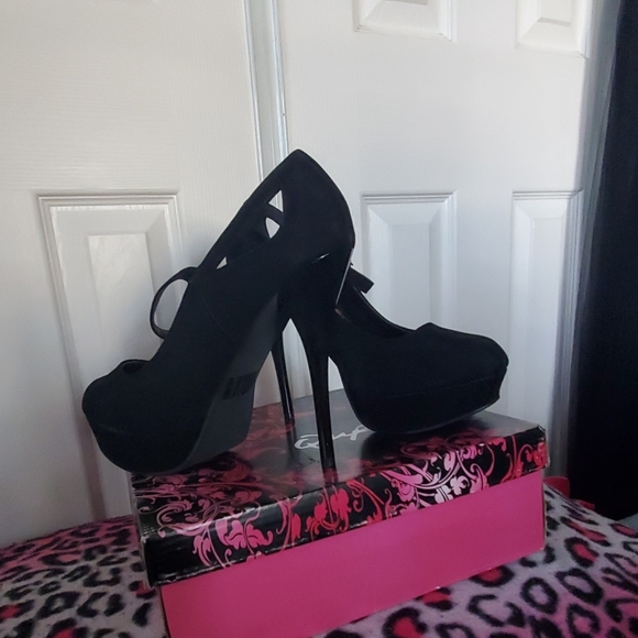 Shoes - Picture 2 of 2